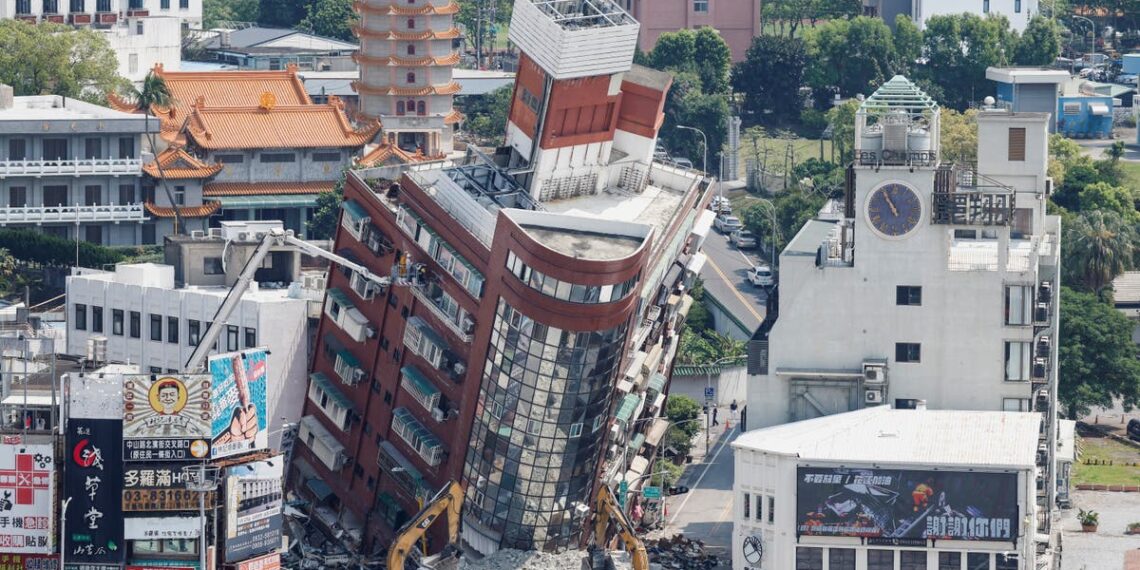 Assista ao vivo: Os esforços de resgate do terremoto em Taiwan continuam enquanto edifícios são destruídos em Hualien