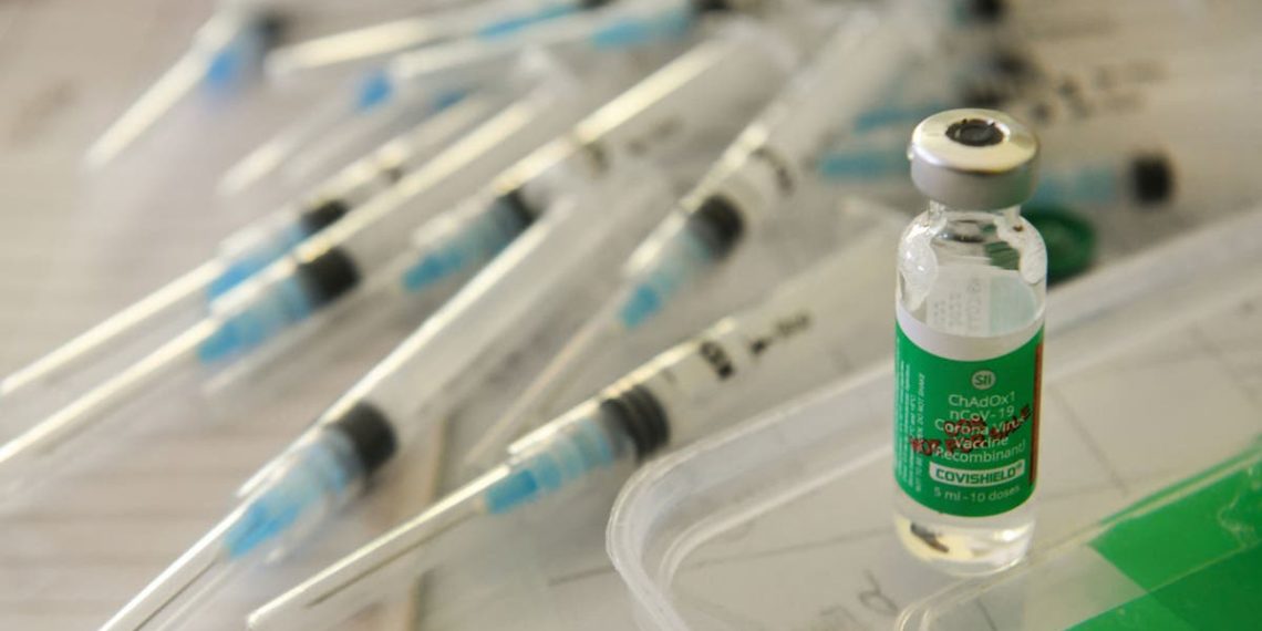 Pela primeira vez, AstraZeneca admite que sua vacina Covid pode causar coágulos sanguíneos raros