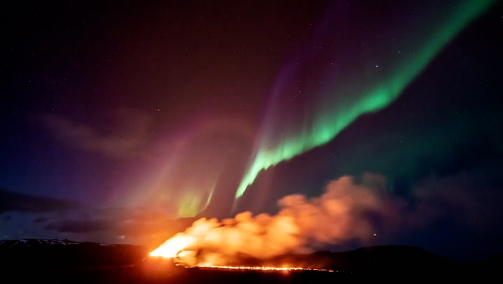 Aurora boreal brilha sobre vulcao em erupcao na Islandia em