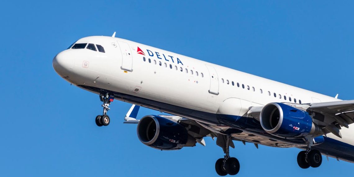 Avião Boeing da Delta Airlines perde deslizamento de emergência no ar