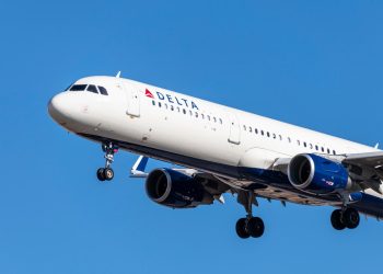 Avião Boeing da Delta Airlines perde deslizamento de emergência no ar