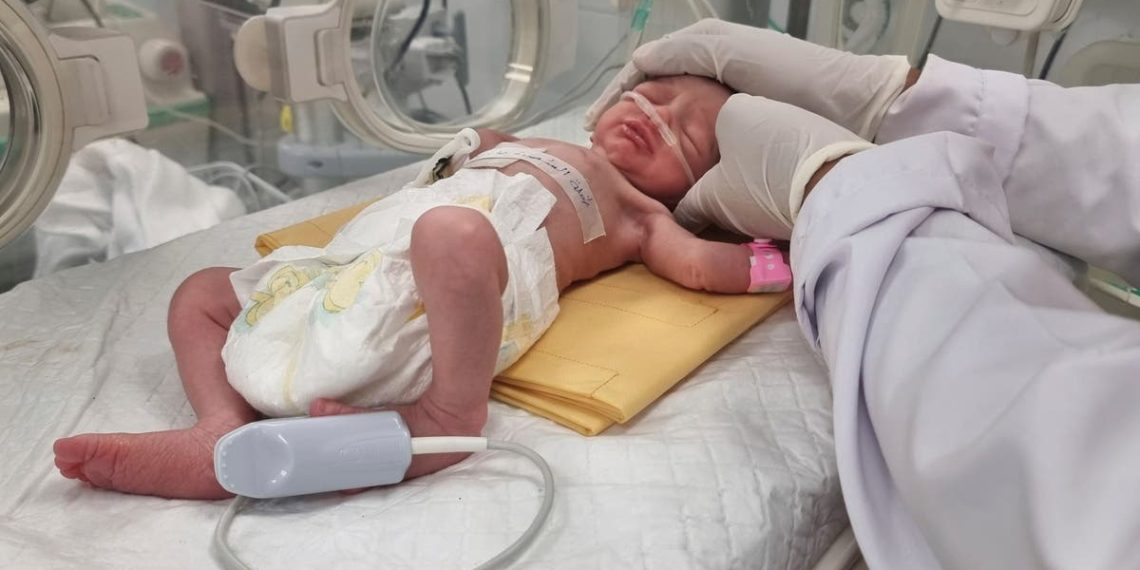 Bebê salvo do ventre da mãe morta após ataque aéreo israelense em Gaza morre