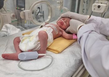 Bebê salvo do ventre da mãe morta após ataque aéreo israelense em Gaza morre