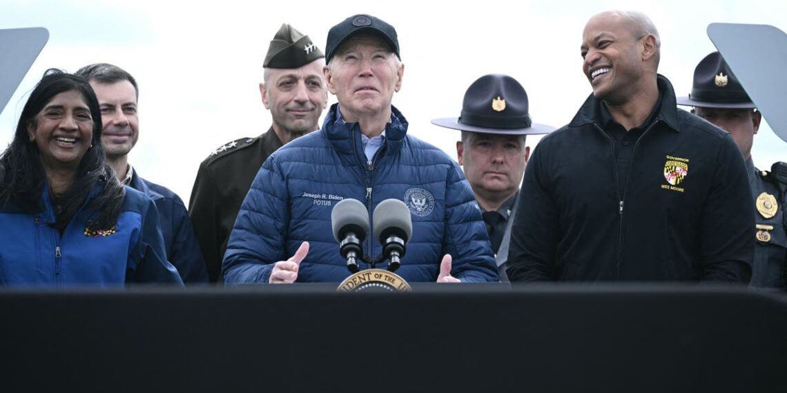 Biden jura ‘não descansaremos’ até que a Key Bridge de Baltimore seja reconstruída enquanto ele visita o local do desastre