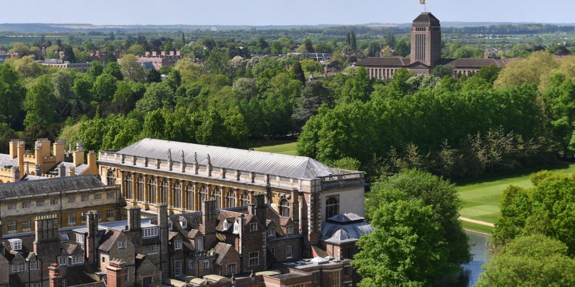 Internato de £ 18.000 por período incluído no esquema de admissão da Universidade de Cambridge para adolescentes carentes