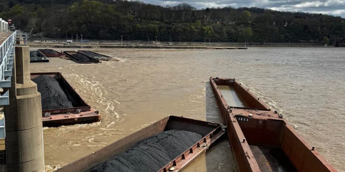 Caos quando 26 barcaças se libertam e flutuam pelo rio Ohio, perto de Pittsburgh