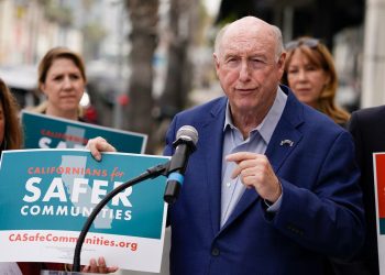 Coalizão enviará 900.000 assinaturas para colocar iniciativa dura contra o crime nas urnas da Califórnia