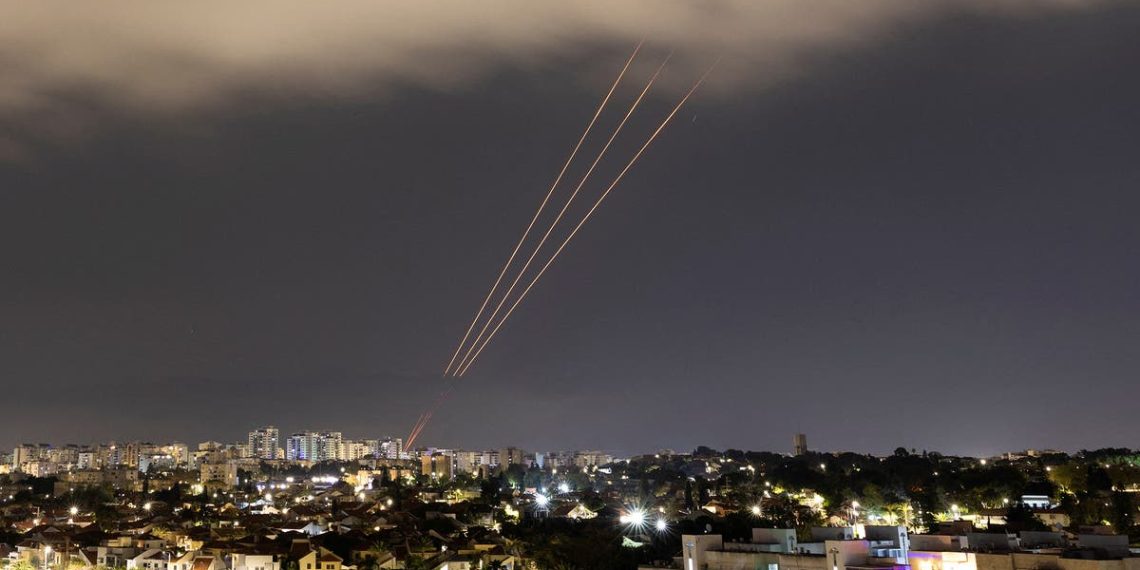 Como a defesa aérea de Israel repeliu o ataque sem precedentes de drones e mísseis do Irã