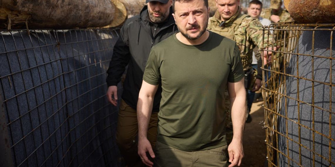 Guerra Rússia-Ucrânia – ao vivo: Zelensky visita a linha de frente leste enquanto Kiev reivindica ataque de longo alcance à fábrica do Kremlin