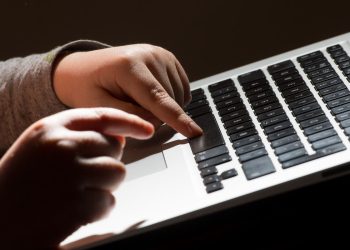 Crianças de até três anos ‘coagidas a atos de abuso sexual online’