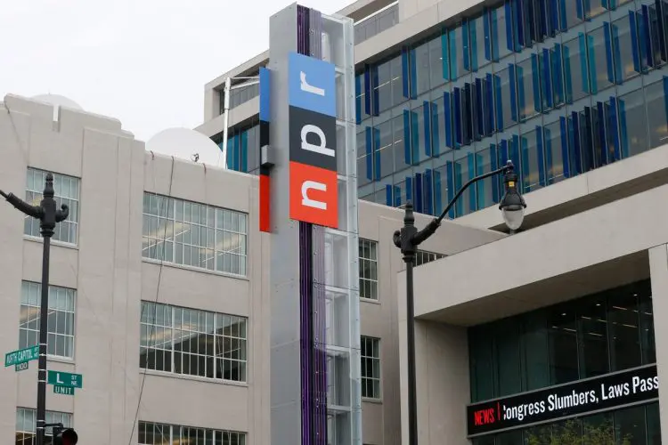 Editor senior da NPR renuncia apos critica a falta de
