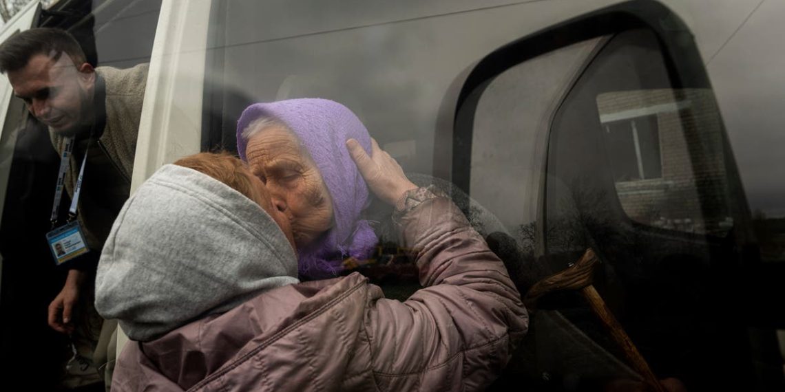 À medida que a Rússia se aproxima de Kharkiv, alguns residentes fogem.  Outros nunca irão embora