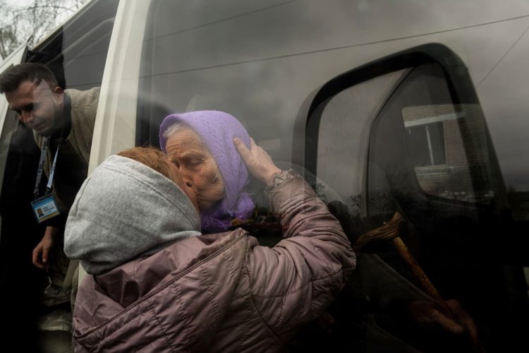 Enquanto a Russia se aproxima de Kharkiv alguns moradores fogem