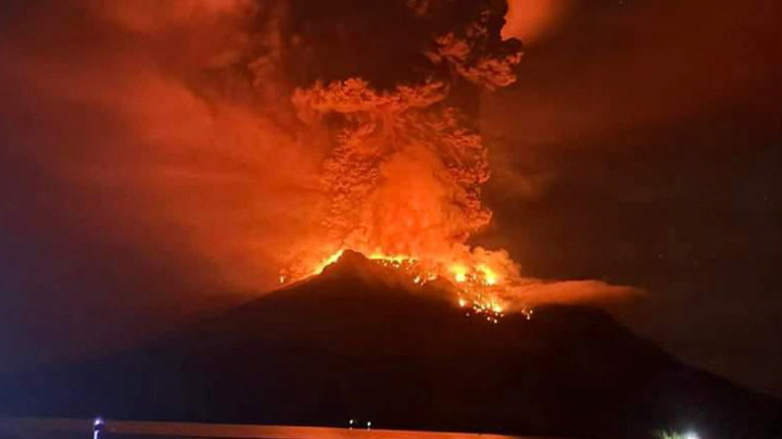 Volcano eruption turns night sky red in Indonesia