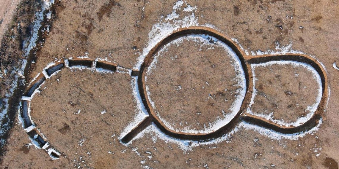 Escavação na França revela misterioso monumento antigo em forma de ferradura contendo armas