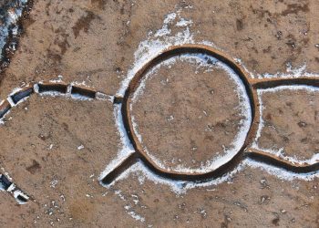 Escavação na França revela misterioso monumento antigo em forma de ferradura contendo armas