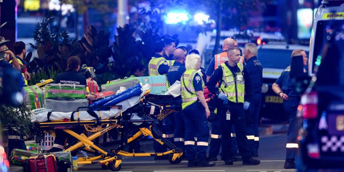 Esfaqueamento em Sydney ao vivo: 'Bebê entre feridos' como suspeito morto e cinco mortos em uma farra no shopping