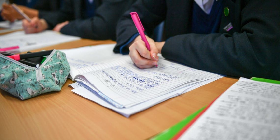 Especialistas dizem que essas mudanças precisam ser feitas nas férias escolares para lidar com os maus resultados do GCSE
