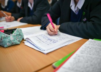 Especialistas dizem que essas mudanças precisam ser feitas nas férias escolares para lidar com os maus resultados do GCSE