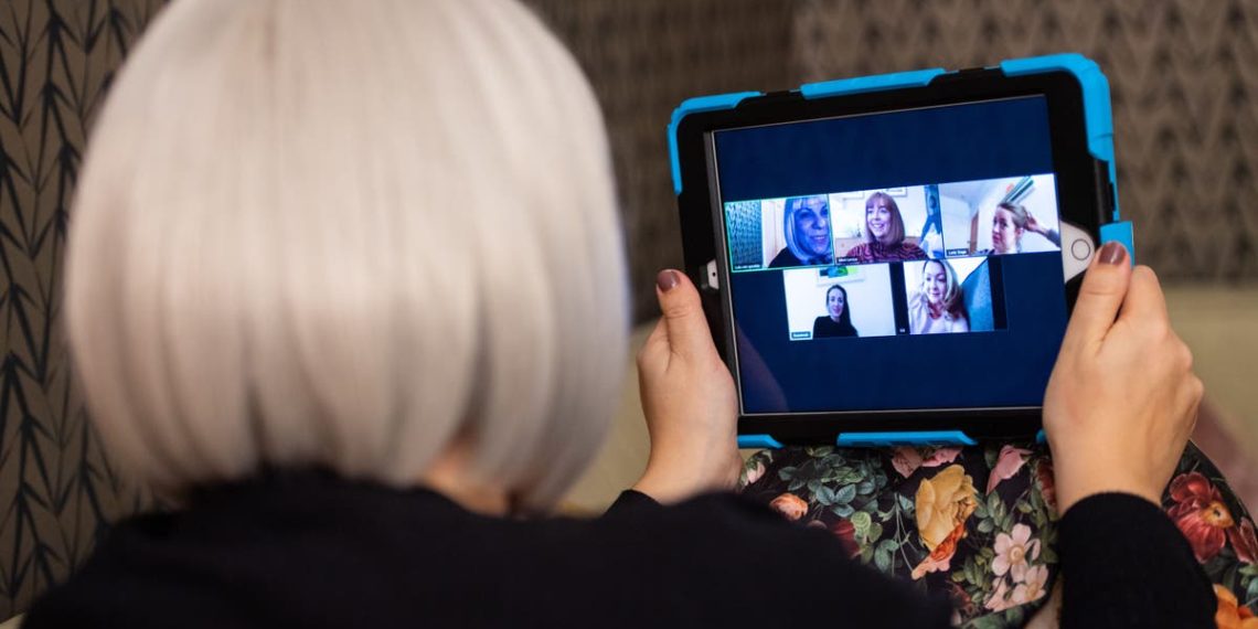 Ver a si mesmo em videochamadas leva à fadiga mental, segundo estudo