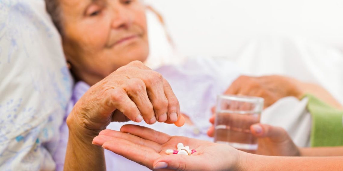 Pare de dar medicamentos antipsicóticos a pacientes com demência para evitar risco de derrames e ossos quebrados, diz pesquisa