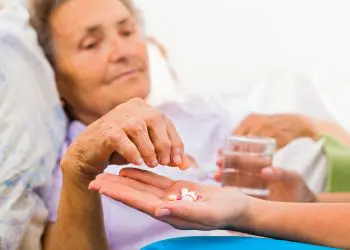 Pare de dar medicamentos antipsicóticos a pacientes com demência para evitar risco de derrames e ossos quebrados, diz pesquisa