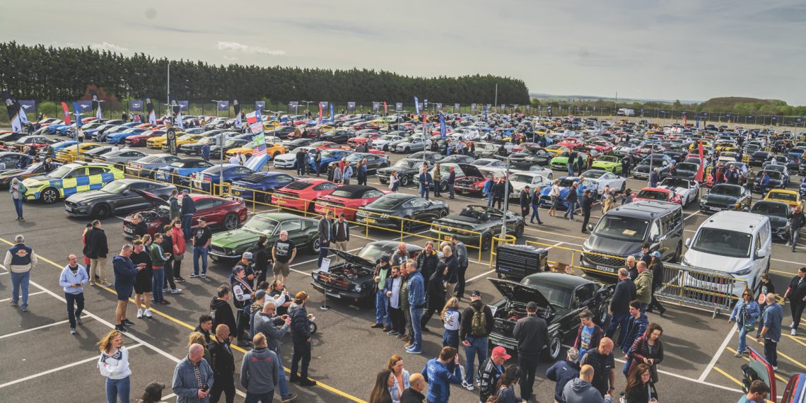 Ford Mustang comemora 60 anos com festa de 800 carros no Reino Unido