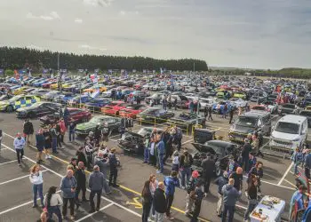Ford Mustang comemora 60 anos com festa de 800 carros no Reino Unido