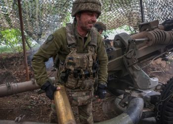 Guerra Ucrânia-Rússia ao vivo: ex-oficial do exército avisa que Kiev ainda tem “seis meses restantes”, enquanto os EUA aprovam pacote de ajuda de £ 76 bilhões