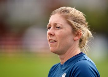Heather Knight diz que as frustrações dos condados aclamam o ‘progresso’ do críquete feminino