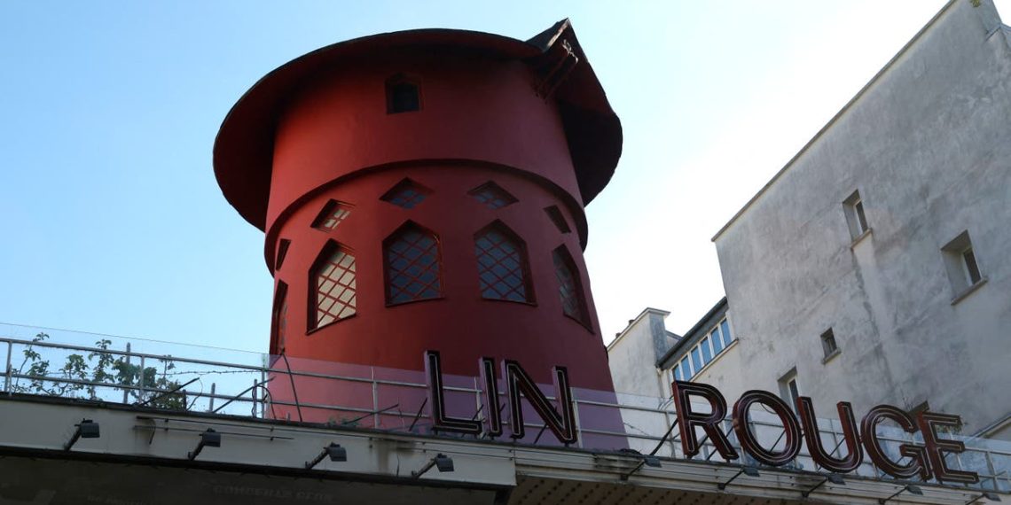 Lâminas do moinho Moulin Rouge se quebram e caem na rua