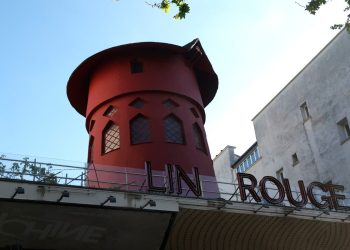 Lâminas do moinho Moulin Rouge se quebram e caem na rua