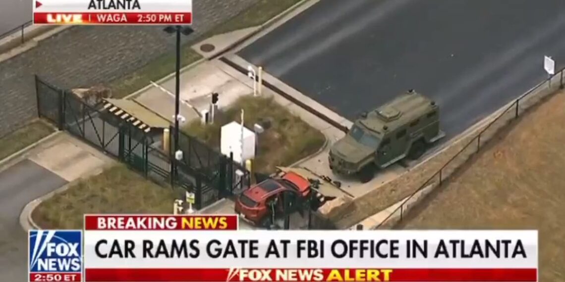 Motorista bate carro no portão do escritório do FBI em Atlanta
