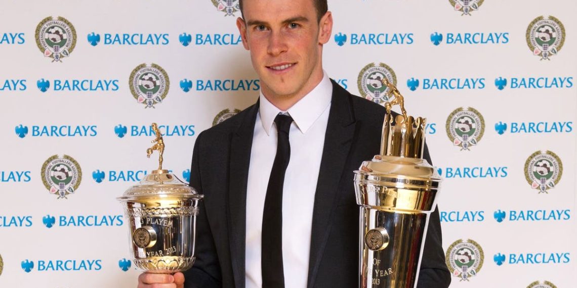 Neste dia de 2013: o atacante do Tottenham Gareth Bale ganha dois prêmios PFA