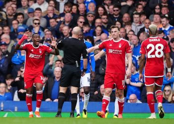 Nottingham Forest exige áudio VAR divulgado após incidentes com Everton
