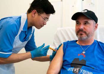 Pacientes britânicos testam a primeira injeção personalizada de MRNA contra câncer do mundo para melanoma