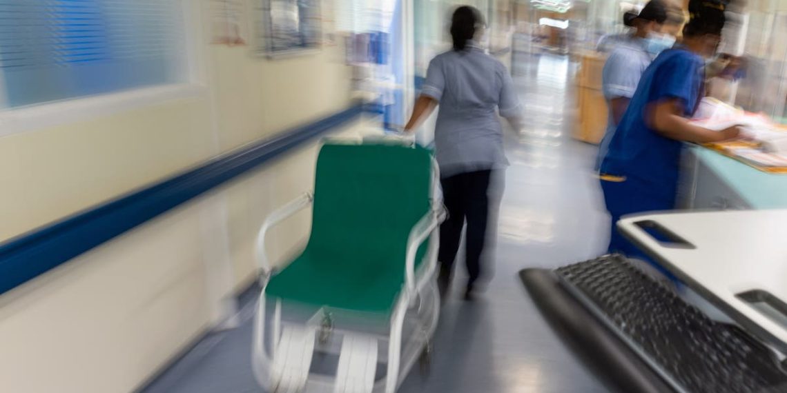 Pacientes hospitalares tratados por médicas têm “menos probabilidade de morrer”