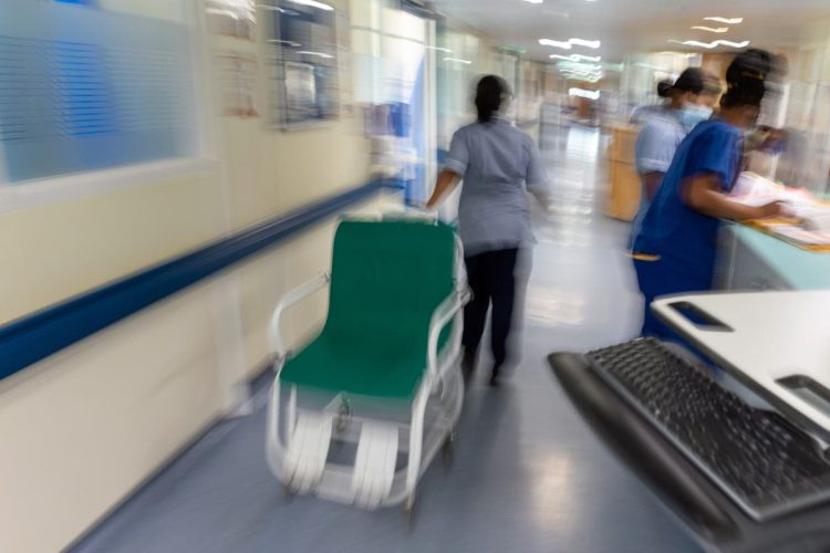 Pacientes hospitalizados tratados por medicas tem menos risco de morte
