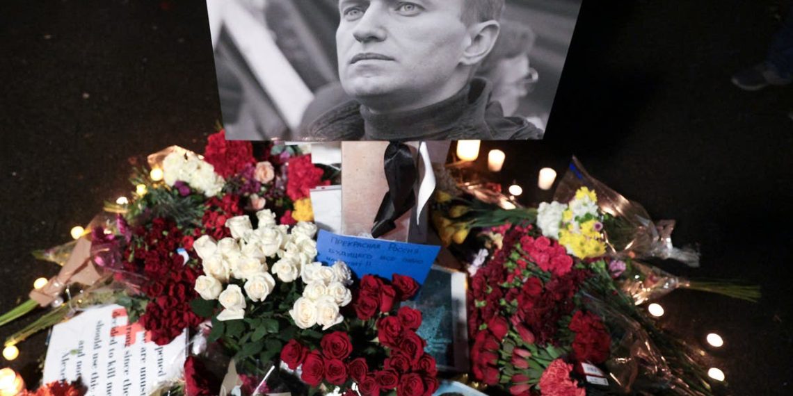 Padre russo que liderou o serviço memorial de Alexei Navalny misteriosamente suspenso pela igreja de Moscou