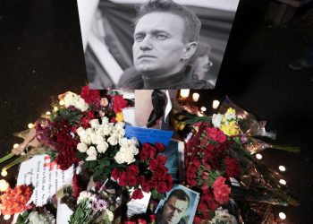 Padre russo que liderou o serviço memorial de Alexei Navalny misteriosamente suspenso pela igreja de Moscou
