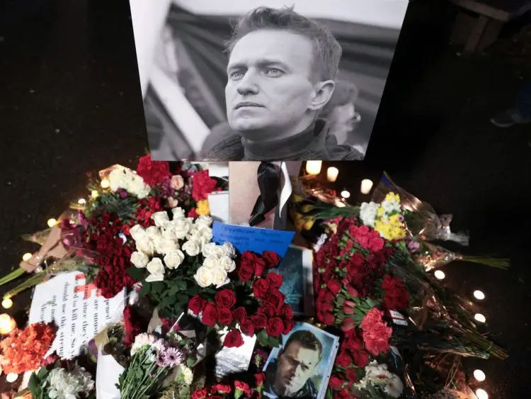 Padre russo lidera servico memorial de Alexei Navalny mas e