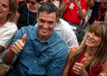 Pedro Sanchez diz que continuará como primeiro-ministro da Espanha enquanto esposa é investigada por acusações de corrupção