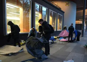 Polícia de Paris é acusada de limpar campo de migrantes em “limpeza social” pré-Olimpíadas