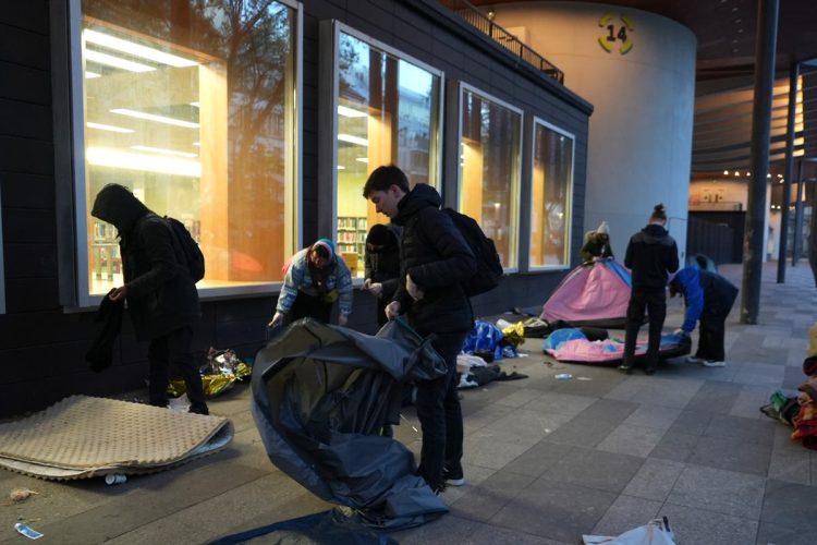 Policia de Paris e criticada por remover migrantes em limpeza