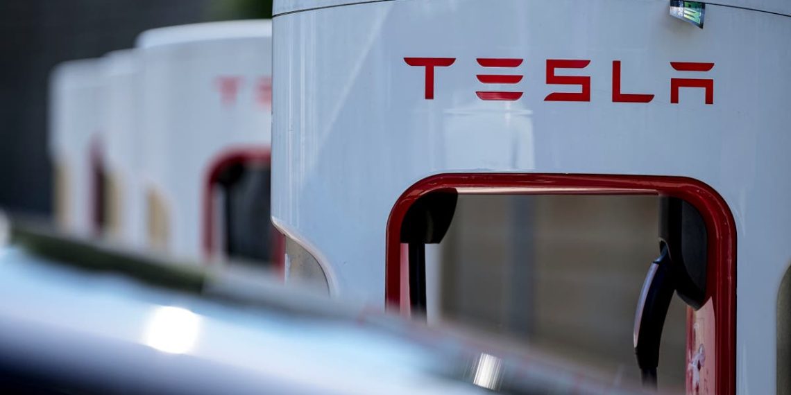 Lucros da Tesla caem 55 por cento em meio a perdas de empregos, problemas de entrega e recall do Cybertruck