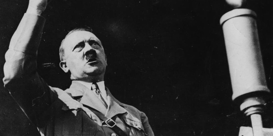 Quatro alemães flagrados comemorando o aniversário de Hitler fora de sua cidade natal