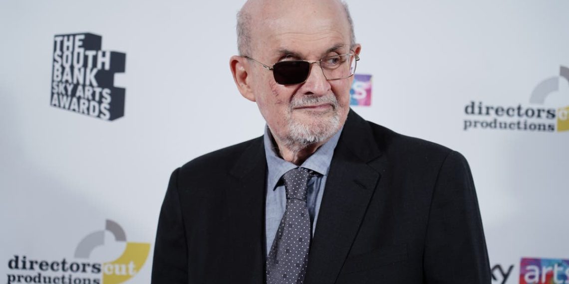 Salman Rushdie sonhou em ser esfaqueado poucos dias antes do ataque: ‘Eu não queria ir’