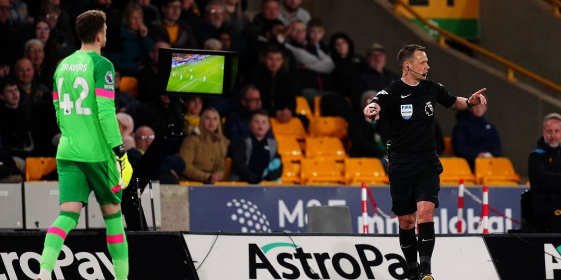 Stuart Attwell novamente no centro da ação na vitória do Bournemouth sobre o Wolves