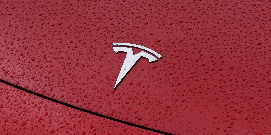 Tesla acelera produção de carros elétricos mais acessíveis