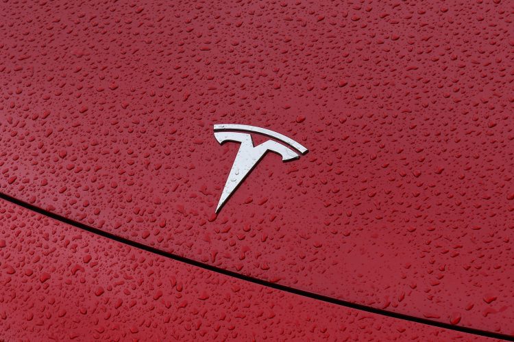Tesla aumenta producao de veiculos eletricos mais baratos mantendo originalidade